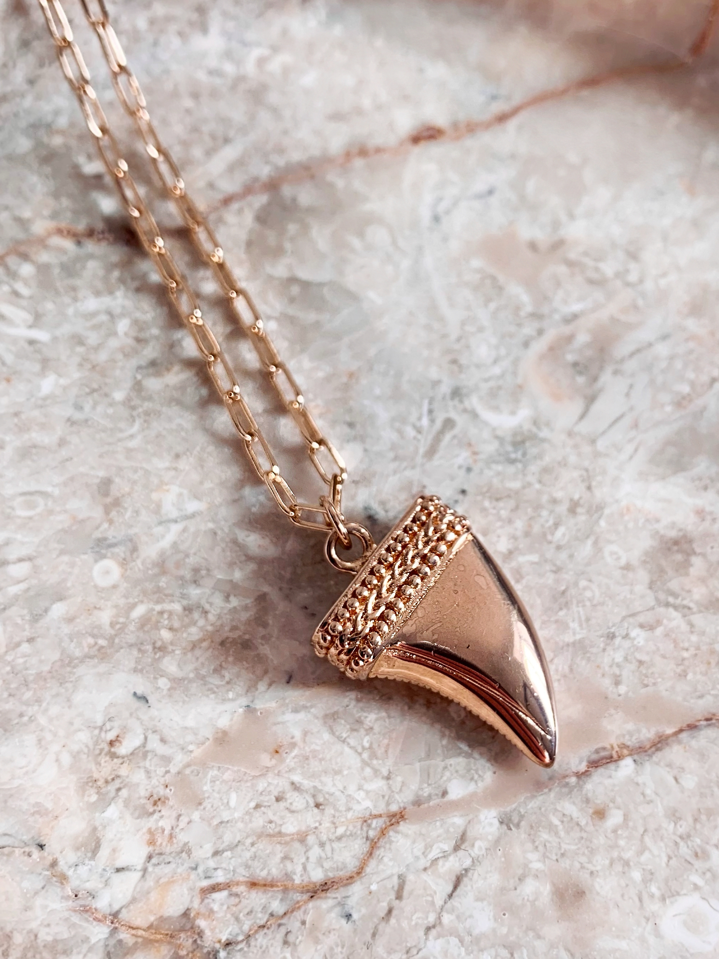 COLLIER ISHA