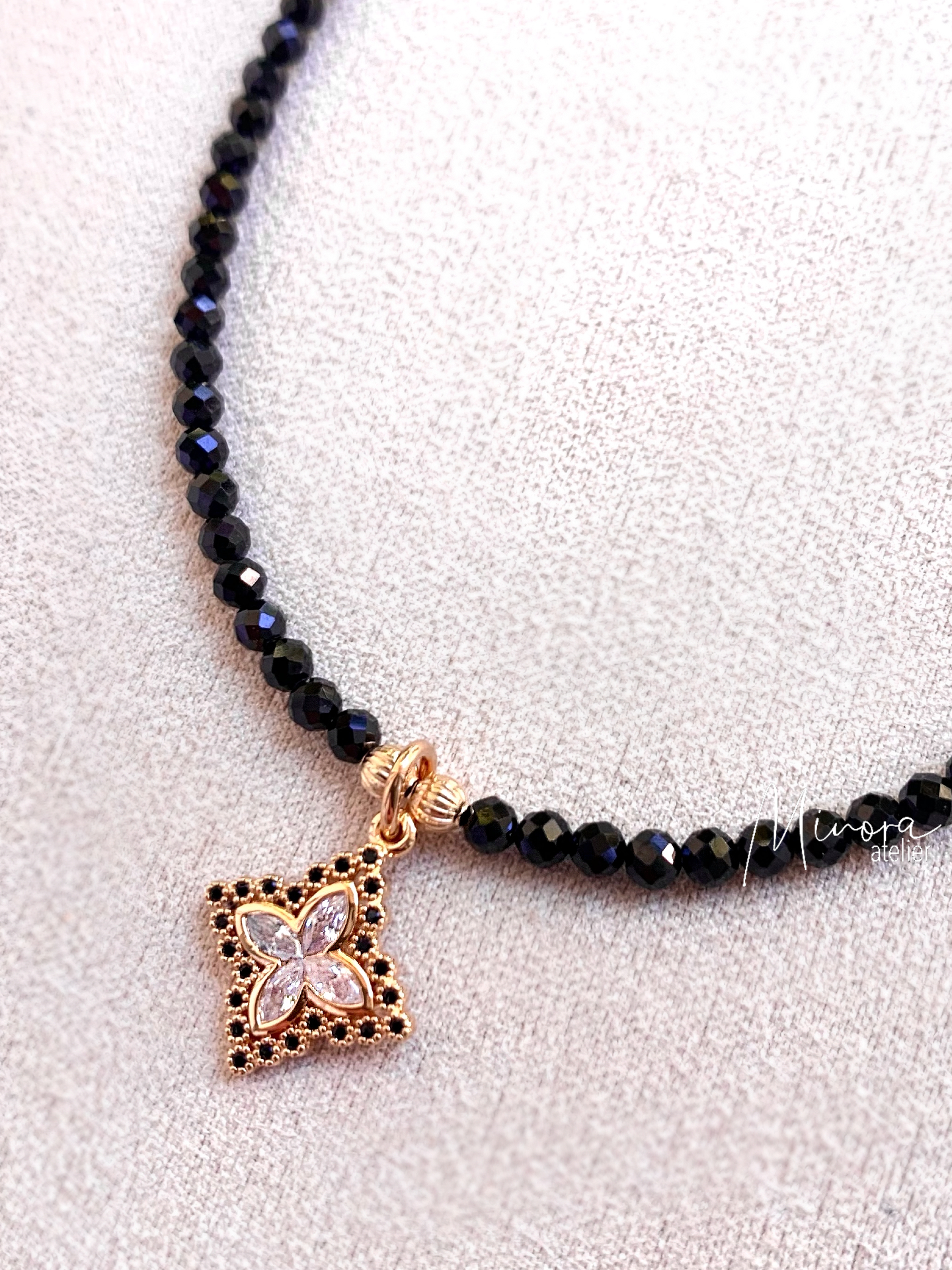 collier-noe-onyx-noir-plaque-or-minora-atelier