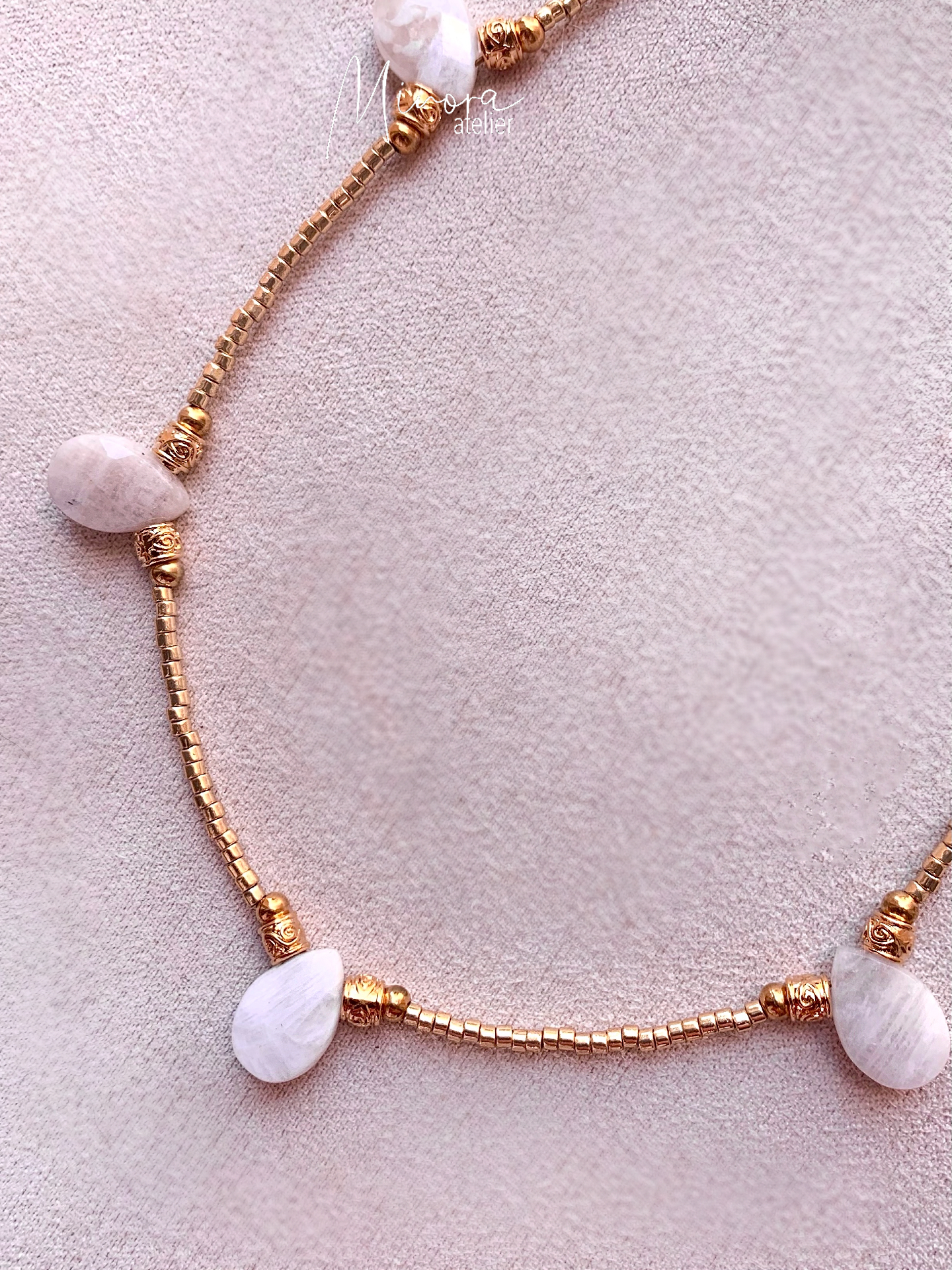 collier-naia-pierre-de-lune-perles-dorees2