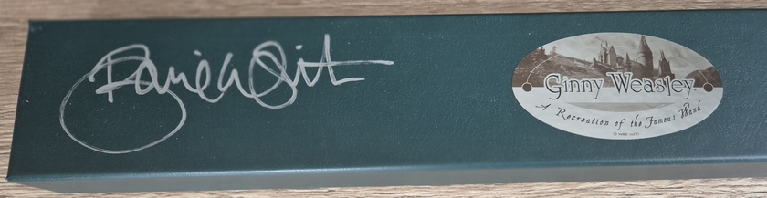 baguette-harry-potter-dedicacee-par-bonnie-wright-ginny-weasley-officiel-noble-collection-harry-potter-reference-nn8210-produit