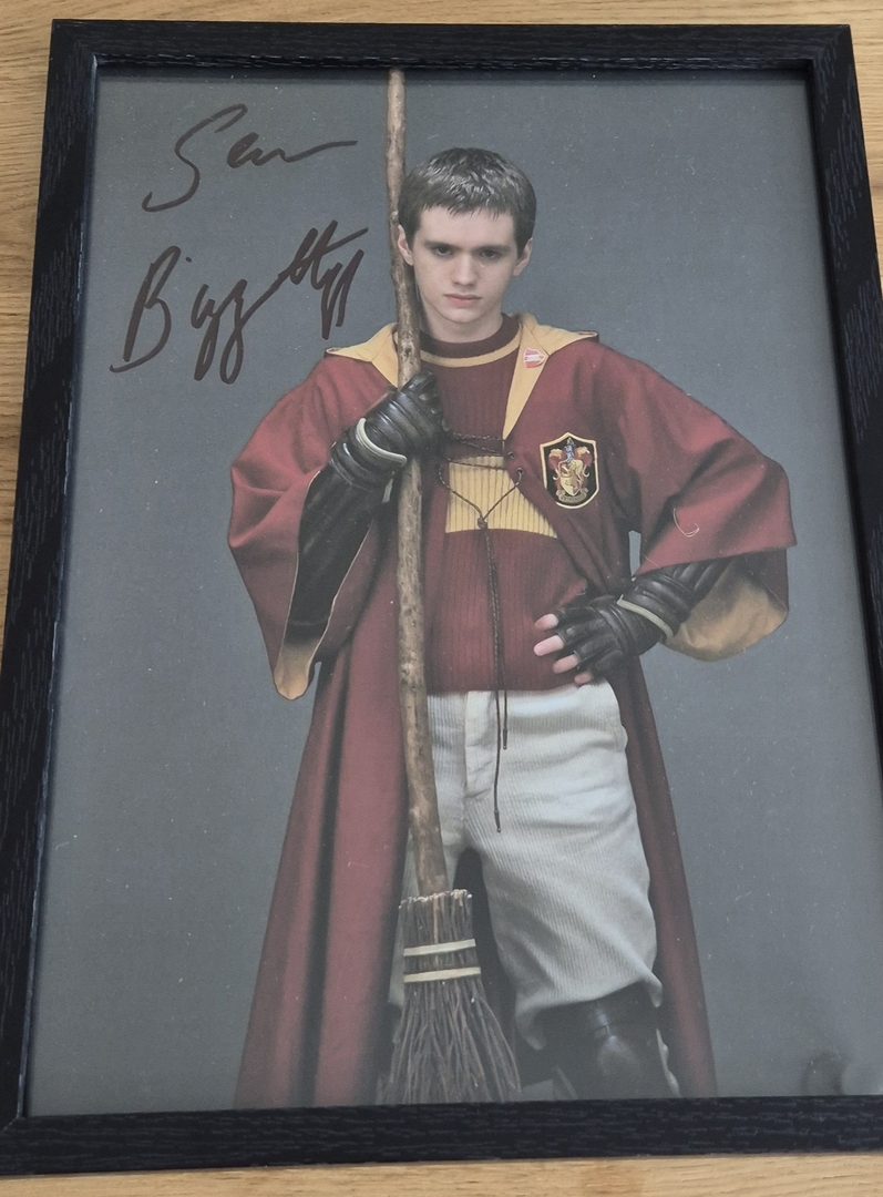 photo-harry-potter-dédicacée-par-sean-biggerstaff-oliver-wood-officielle-officiel-noble-collection-harry-potter-reference-8123700143301b-produit