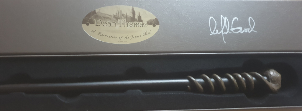 baguette-harry-potter-dean-thomas-dedicacce-par-alfred-enoch-certifiee-par-la-swau-officiel-noble-collection-harry-potter-reference-nn8236-produit