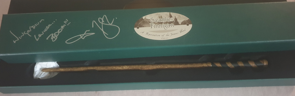baguette-dedicacee-par-devon-murray-seamus-finnigan-officiel-noble-collection-harry-potter-reference-812370014408nn8276-produit