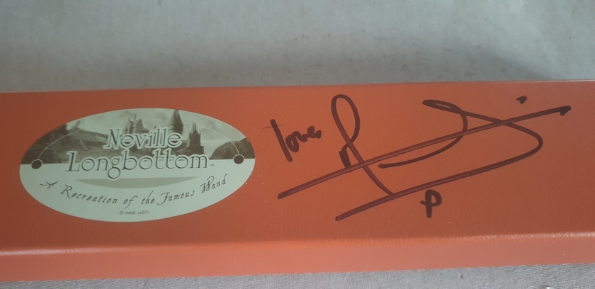 baguette-dedicacee-par-matthew-lewis-neville-londubat