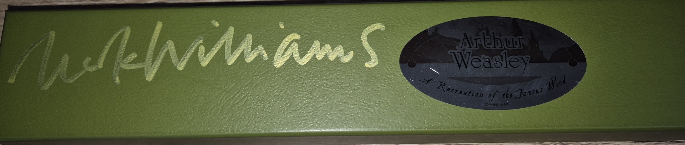Détail de la signature de Mark Williams sur la baguette dArthur Weasley
