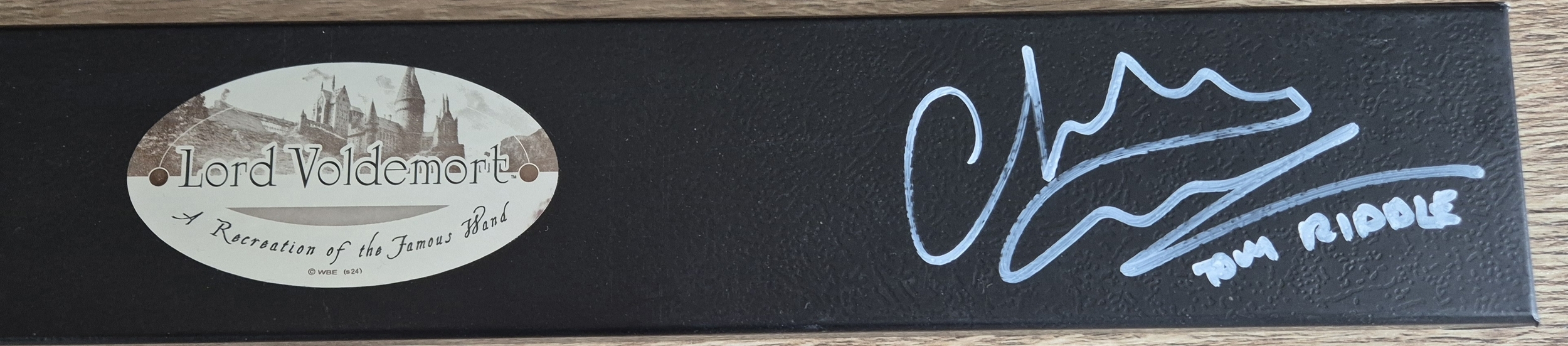 Baguette signée par Christian Coulson, interprète de Tom Jedusor, vue de détail