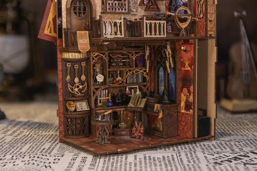 maquette-book-nook-flame-common-room-6