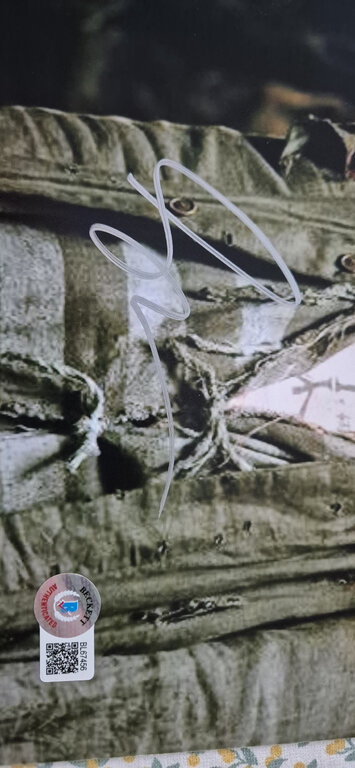 Détail de la signature à lencre de Gary Oldman sur la photo de Sirius Black