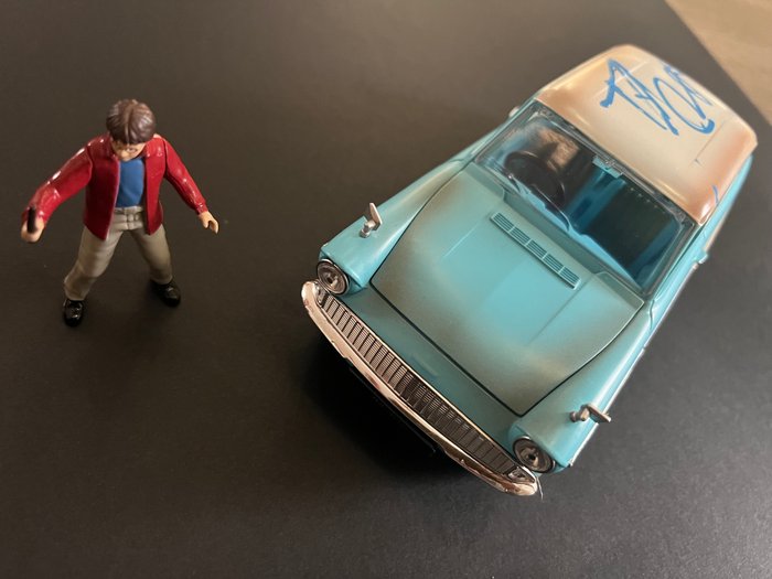 ford-anglia-1959-dedicacee-par-daniel-radcliffe