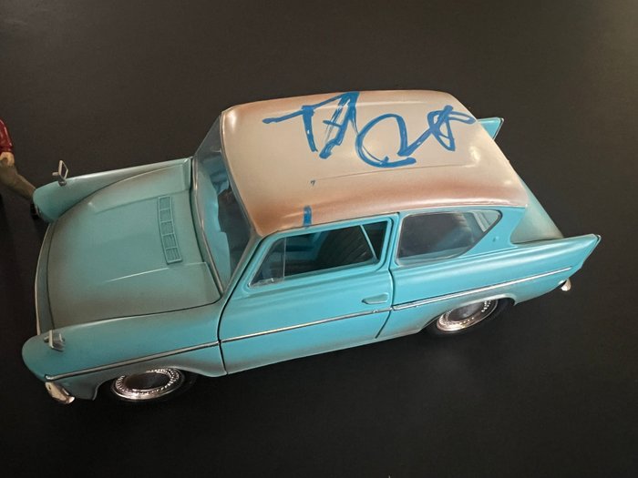 ford-anglia-1959-dedicacee-par-daniel-radcliffe-v3