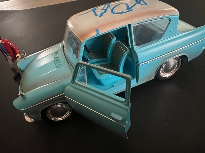 ford-anglia-1959-dedicacee-par-daniel-radcliffe-v6