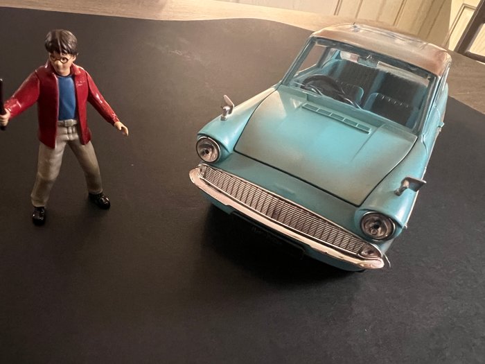 ford-anglia-1959-dedicacee-par-daniel-radcliffe-v1