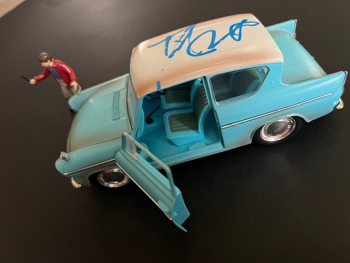 ford-anglia-1959-dedicacee-par-daniel-radcliffe-v5