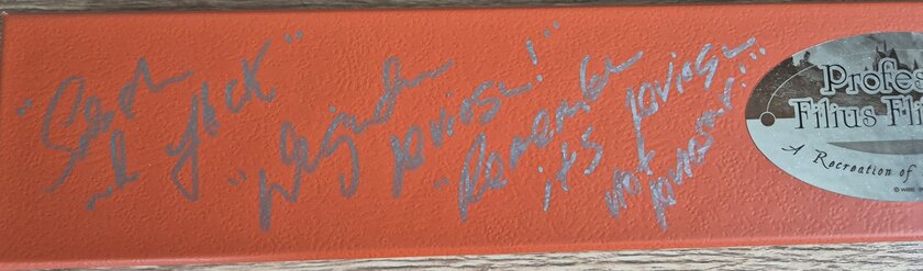 Signature de Warwick Davis sur la baguette de Flitwick, vue rapprochée
