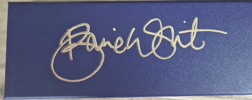 Baguette Ginny Weasley signée Bonnie Wright dans sa boîte Ollivander