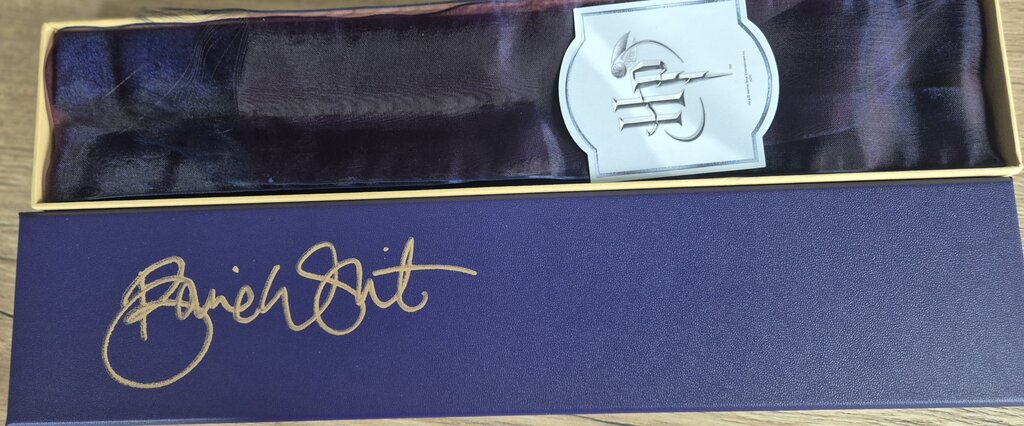 replique-baguette-d-ollivander-dedicacee-par-bonnie-wright-ginny-3