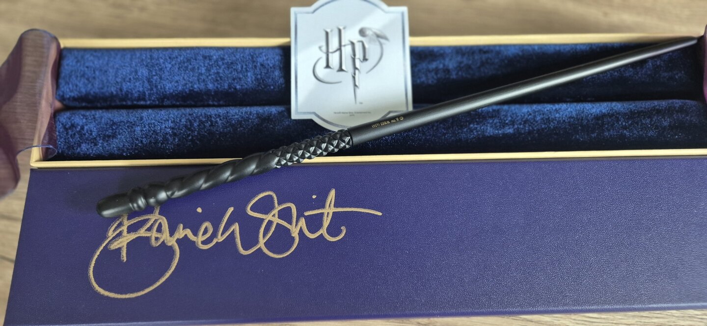 replique-baguette-d-ollivander-dedicacee-par-bonnie-wright-ginny-5