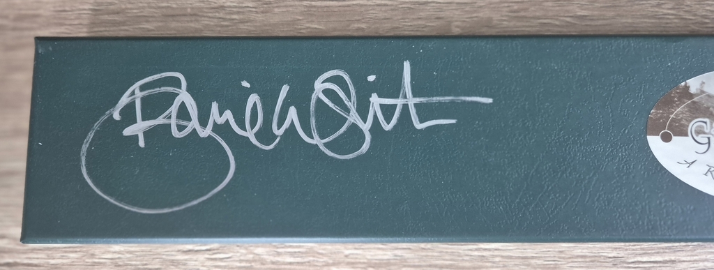 Signature de Bonnie Wright sur la baguette de Ginny Weasley, vue rapprochée