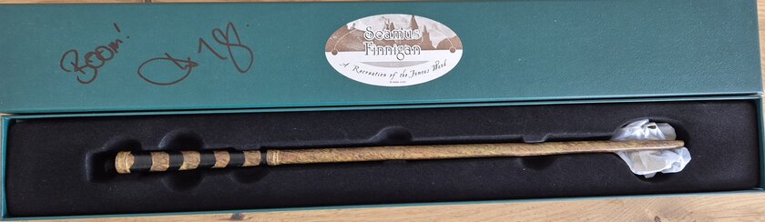 Dédicace de Devon Murray sur la baguette de Seamus Finnigan, vue rapprochée