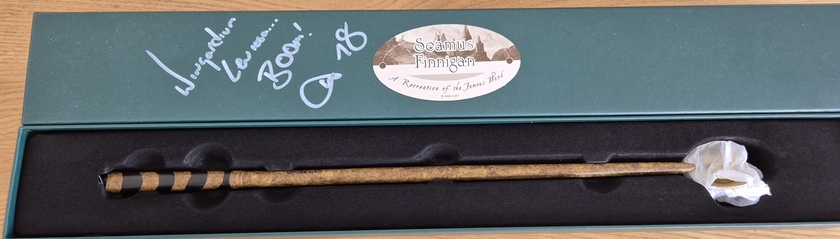 Baguette Seamus Finnigan signée Devon Murray, vue rapprochée de la dédicace