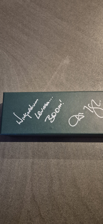 Détail de la signature de Devon Murray sur la baguette de Seamus Finnigan