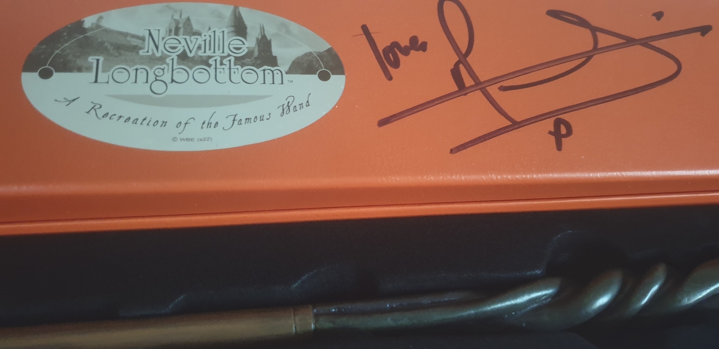 replique-baguette-dedicacee-par-matthew-lewis-neville-londubat-4