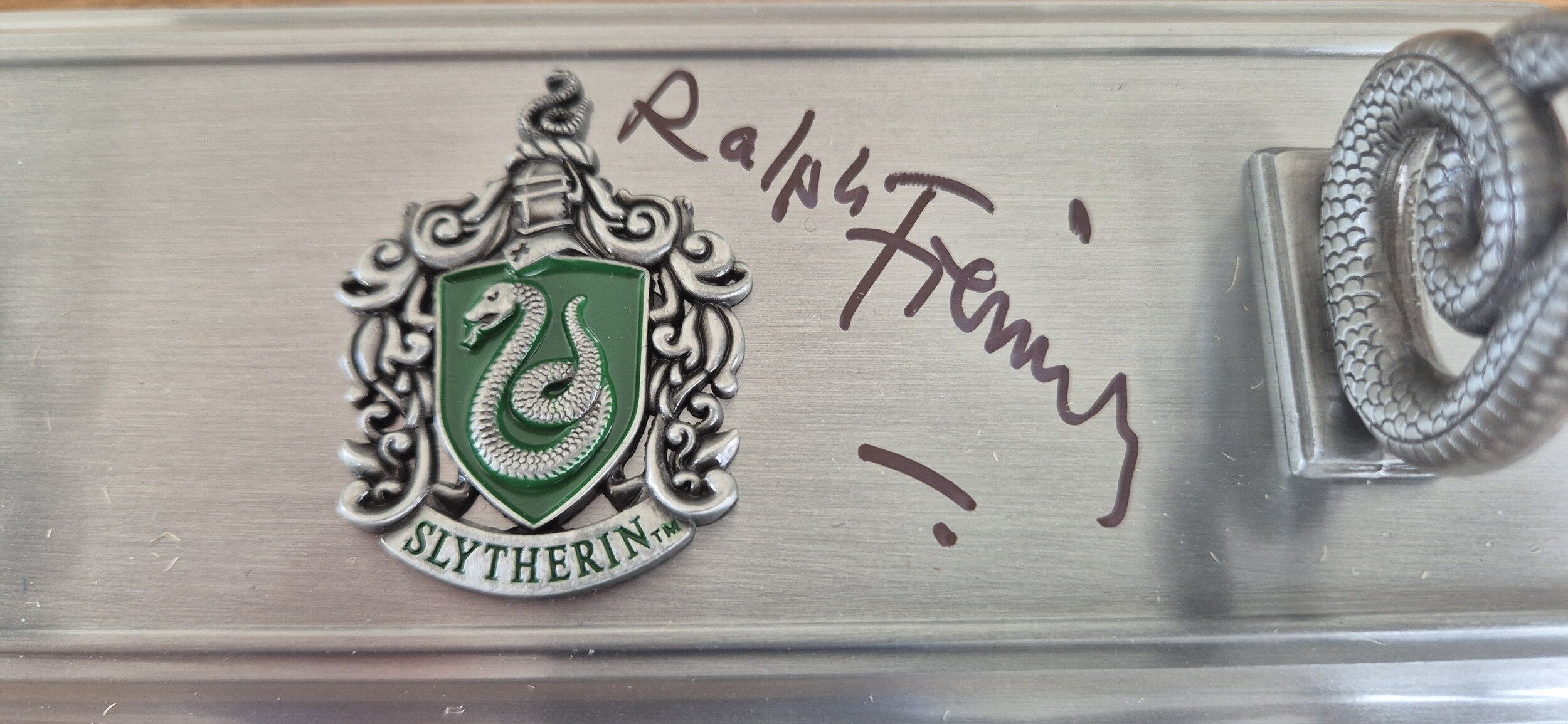 Porte baguette noble collection serpentard dédicacé par ralph fiennes v2