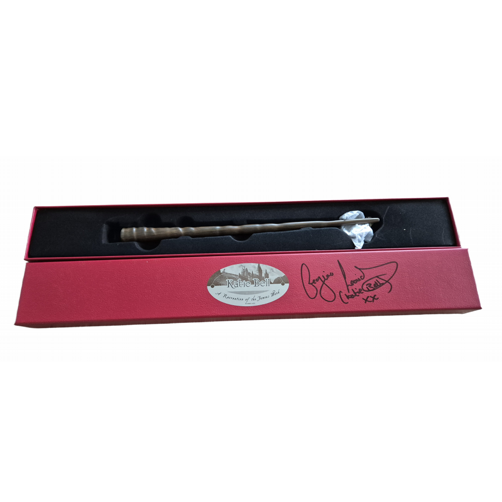 Baguette Katie Bell dédicacée Georgina Leonidas en coffret Personnages, autre vue