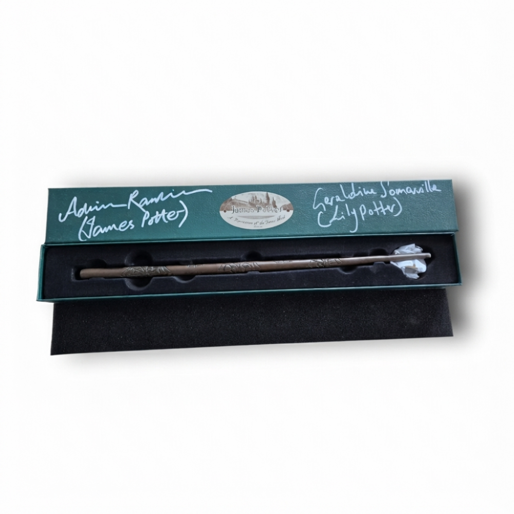 Baguette James Potter Noble Collection dédicacée par les interprètes de James et Lily, deuxième vue