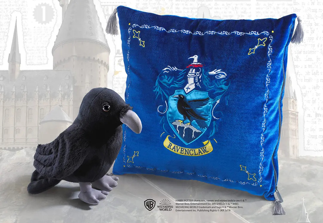 Coussin Serdaigle bleu roi Noble Collection avec sa peluche corbeau