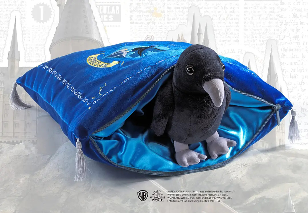 Coussin Serdaigle, rangement de la peluche dans sa poche zippée