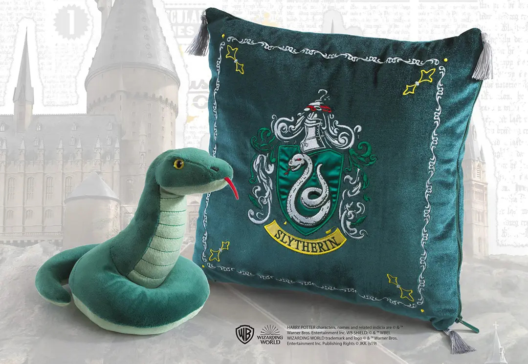 Coussin Serpentard vert Noble Collection avec sa peluche serpent