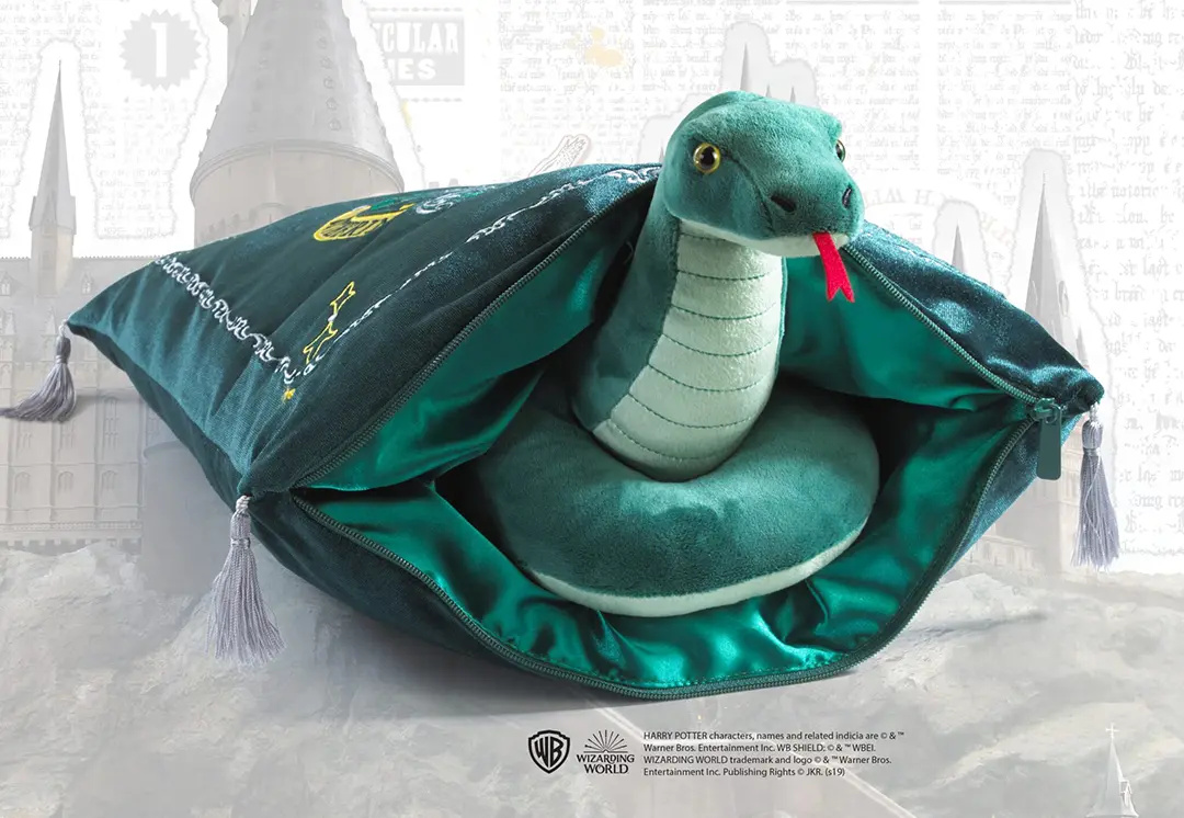 Coussin Serpentard, rangement de la peluche dans sa poche zippée