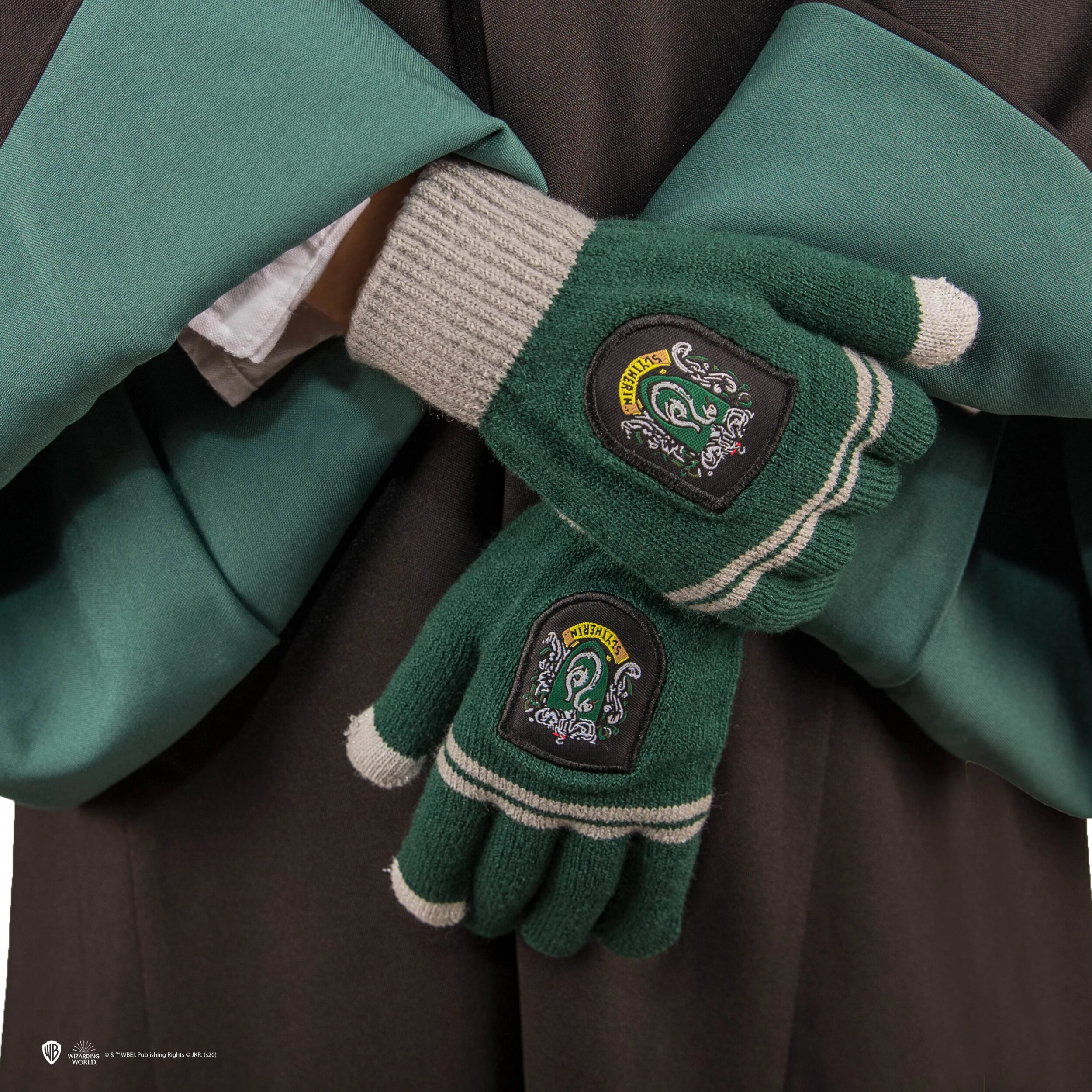 Gants tactiles Serpentard Cinereplicas portés avec un smartphone