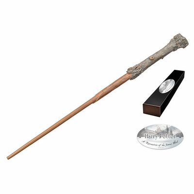 Baguette de Harry Potter Noble Collection en houx, présentée dans sa boîte personnage avec plaque nominative