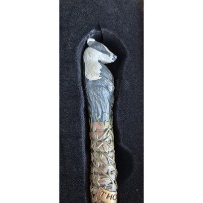 Baguette collector Poufsouffle coiffée du blaireau de la maison, vue d'ensemble