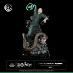 Nagini aux pieds de la figurine Voldemort Ikigai