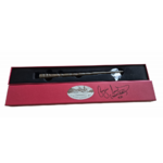 Baguette Katie Bell dédicacée Georgina Leonidas en coffret Personnages, autre vue