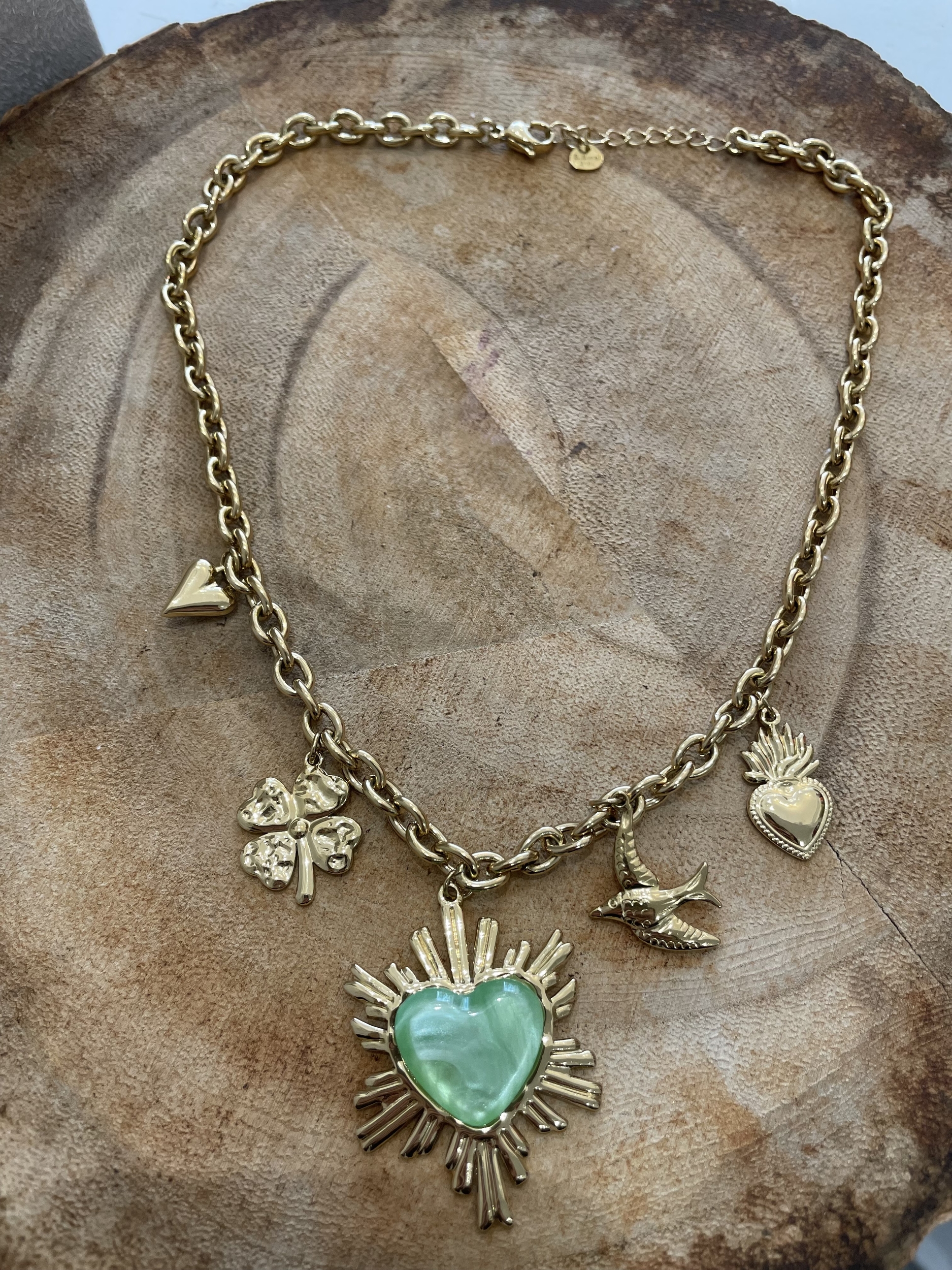 collier pierre emeraude et breloques