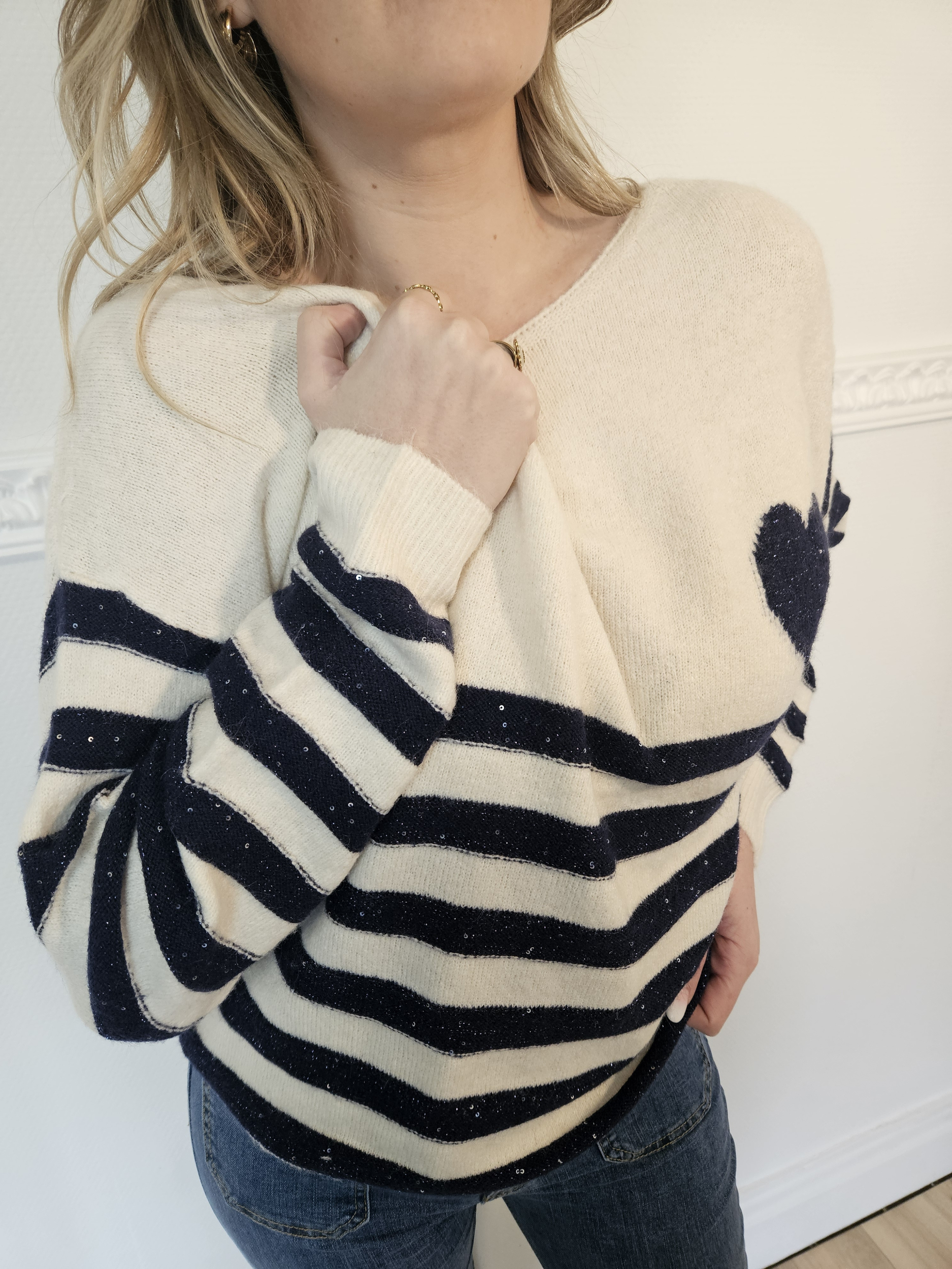 pull marinère sélie bleu matine avec un motif coeur