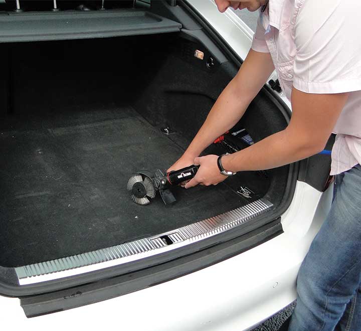nettoyage-coffre-auto-brosseuse-pro