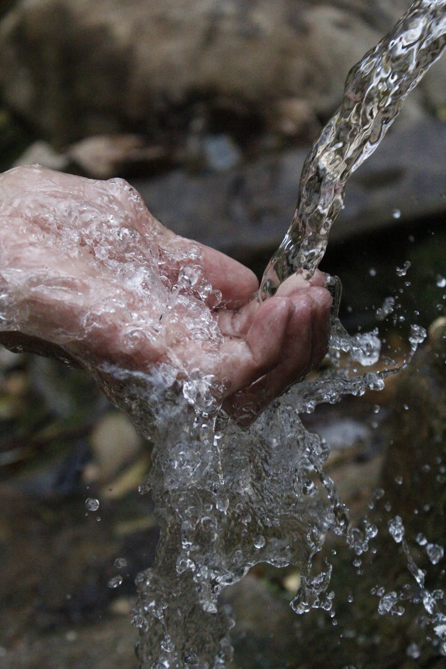personne nettoyant les mains sous l eau