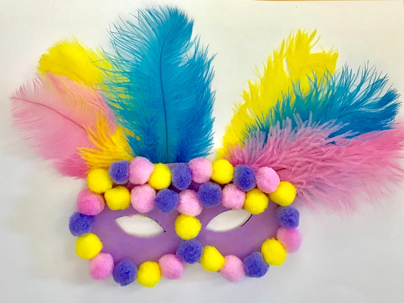 Bricolage Masque de Carnaval violet plumes et pompons