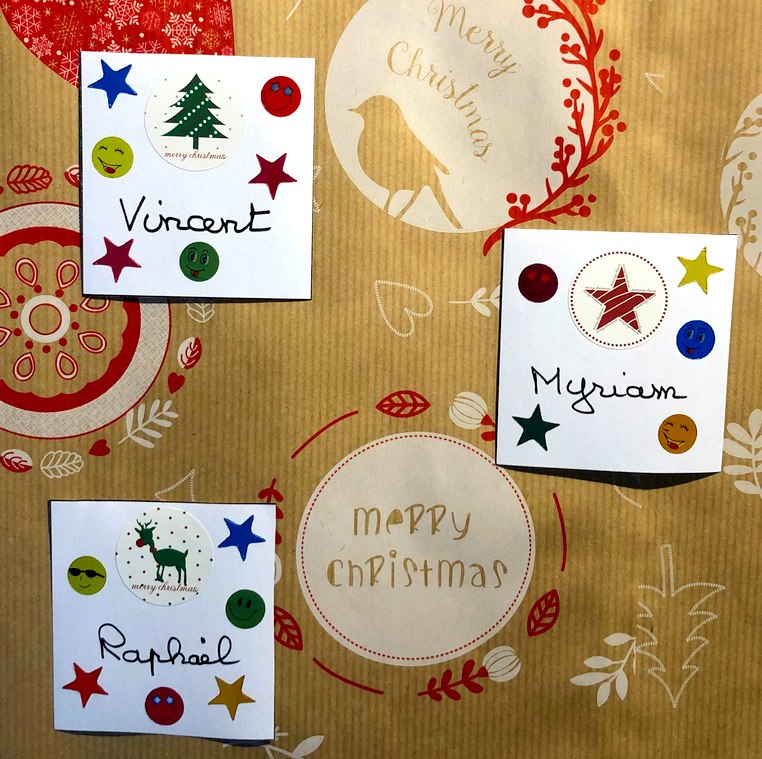 Etiquettes cadeaux sur fond papier Noël