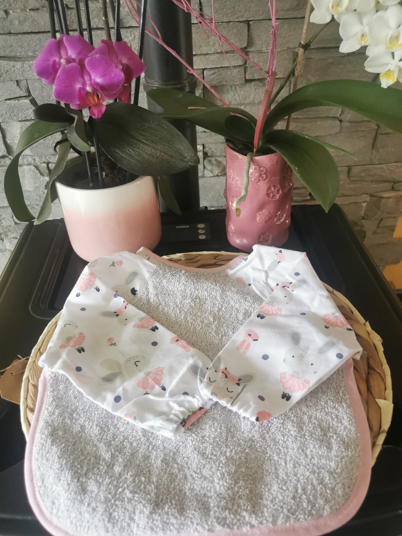 bavoir rose avec animaux