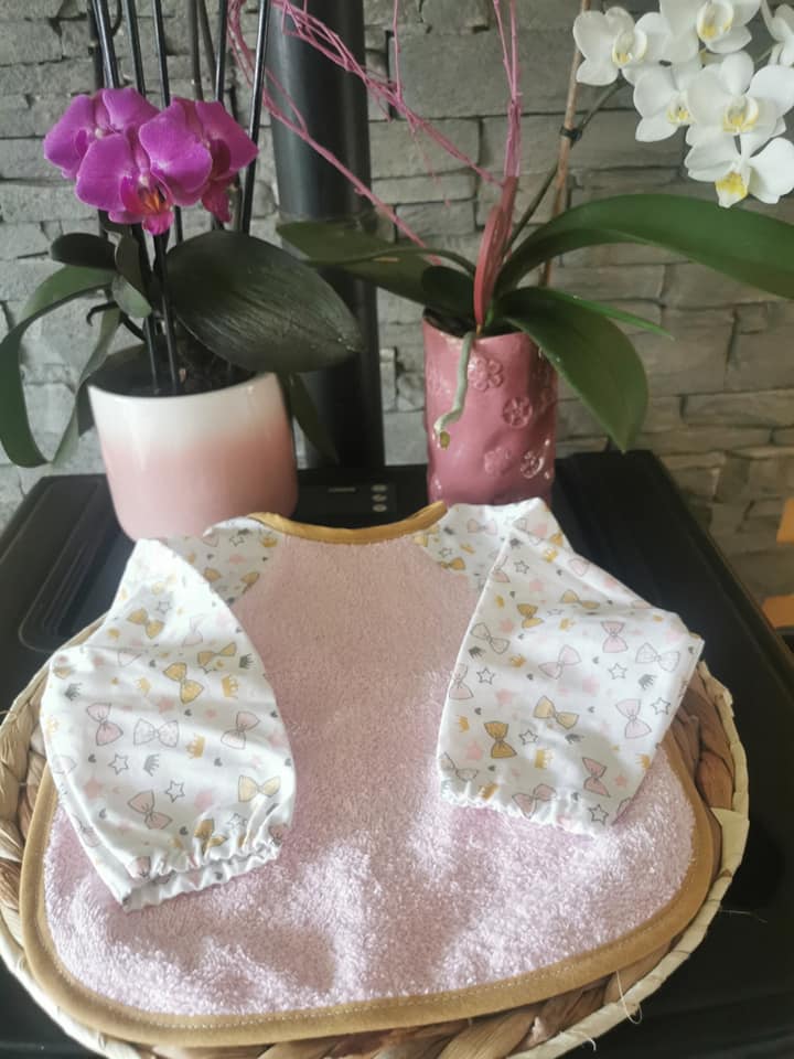 bavoir rose avec noeuds