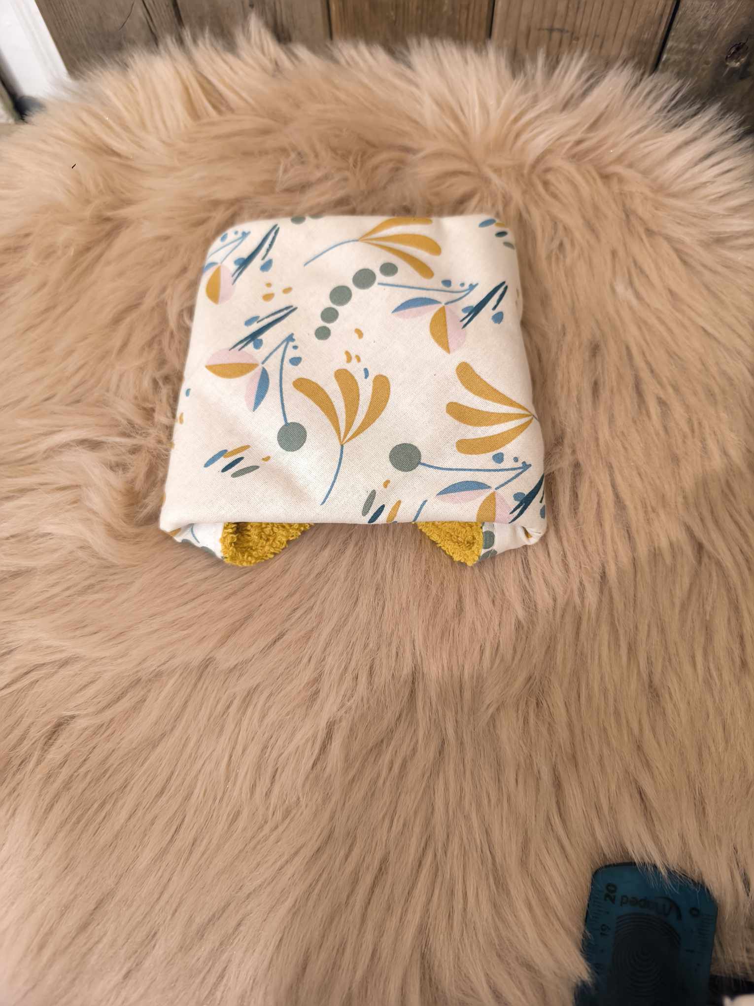 pochette motif floral moutarde bleu