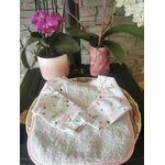 bavoir rose avec animaux