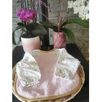 bavoir rose avec noeuds