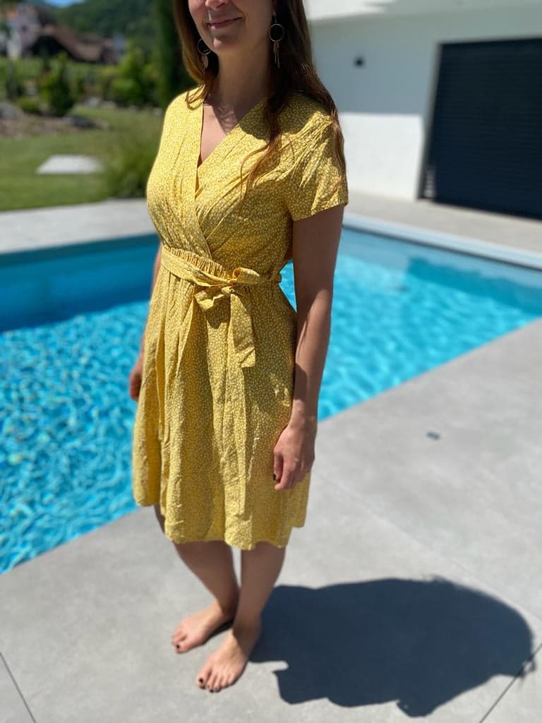 Robe fleurie courte jaune Talia.3